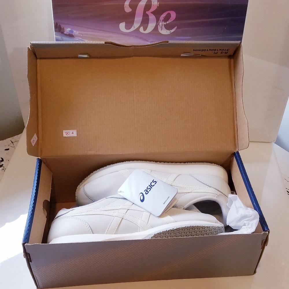New with tag Asics Cheer Shoes size 6